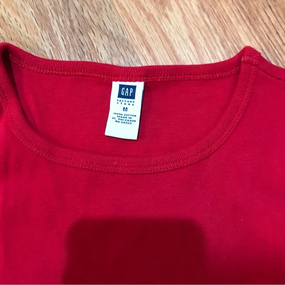 ▪️GAP Red Tee - Picture 2 of 5